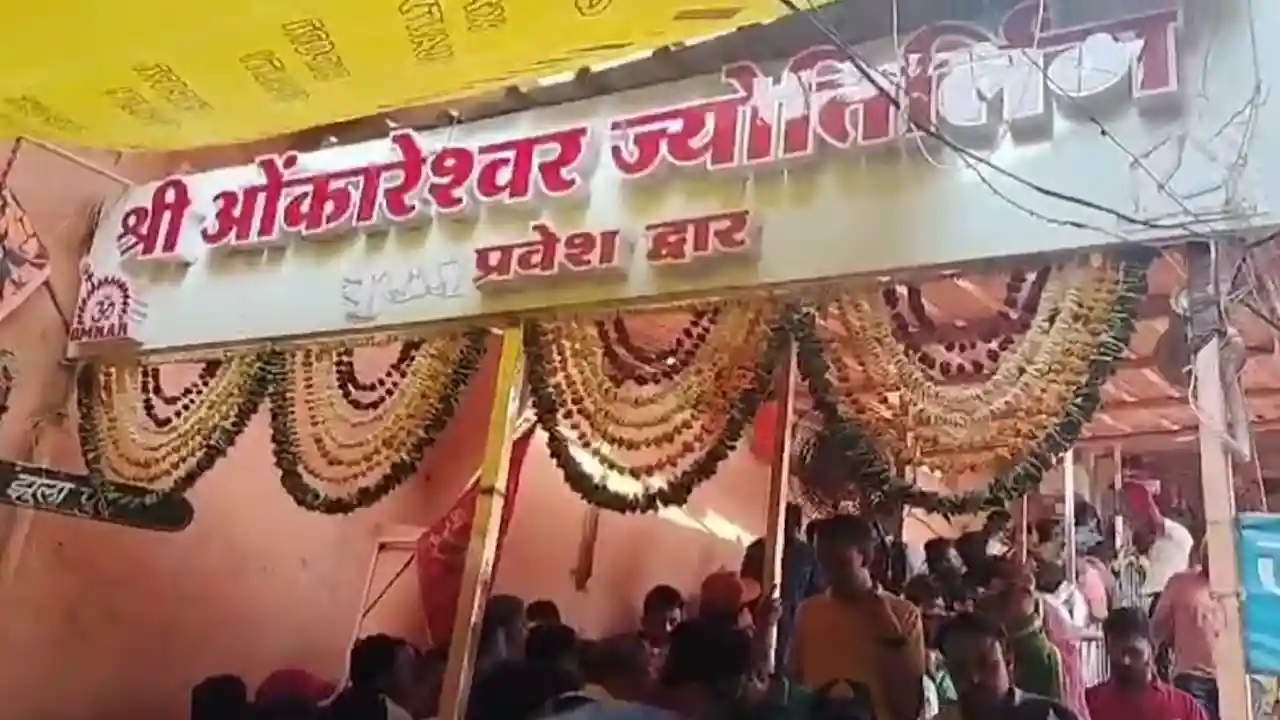 ओंकारेश्वर तीर्थ नगरी में पुष्कर महोत्सव के चलते और अधिक भीड़ होने के कारण छोटे और बड़े वाहनों पर लगा प्रतिबंध
