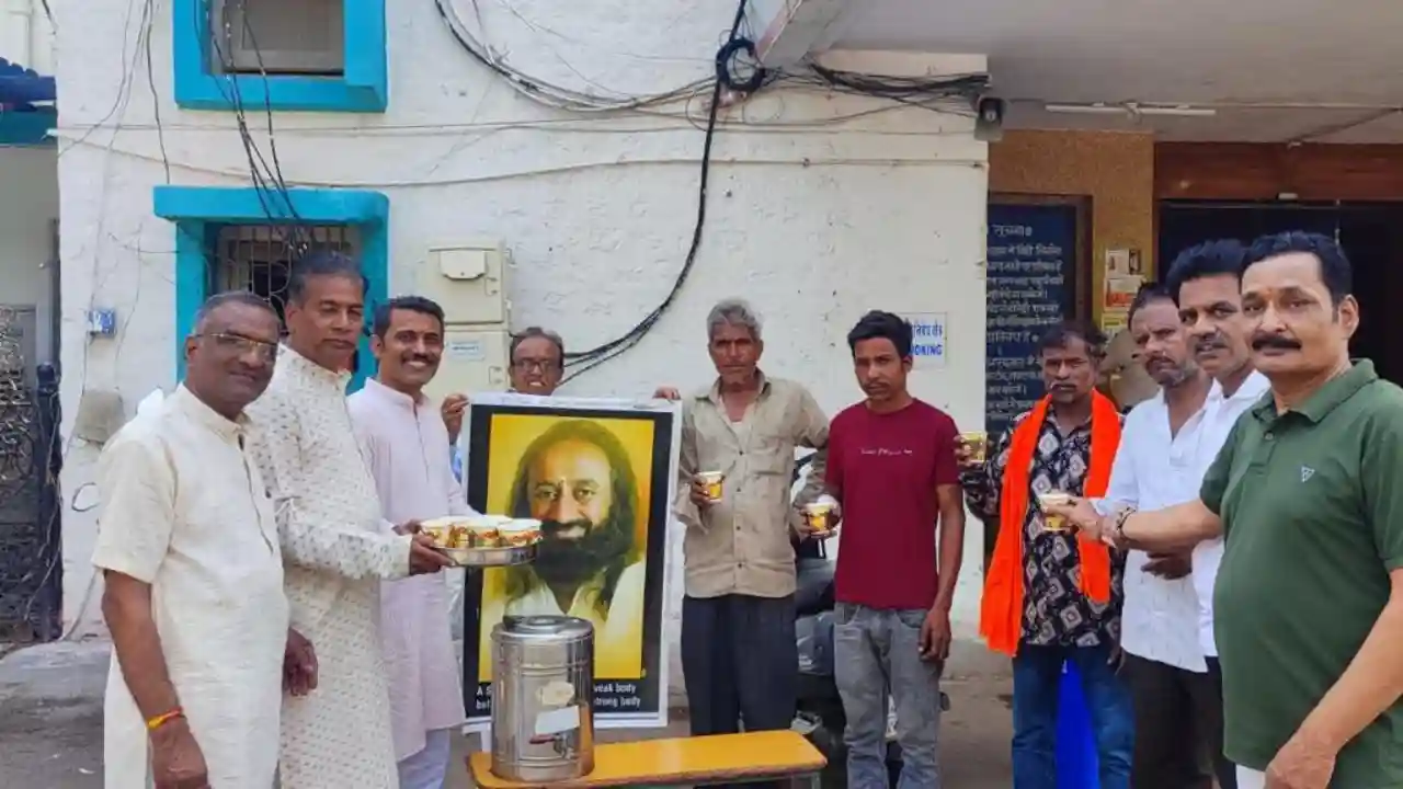 गान,ज्ञान, ध्यान और सेवा के माध्यम से मनाया पूज्य गुरुदेव श्री श्री रविशंकर जी का जन्म दिवस।