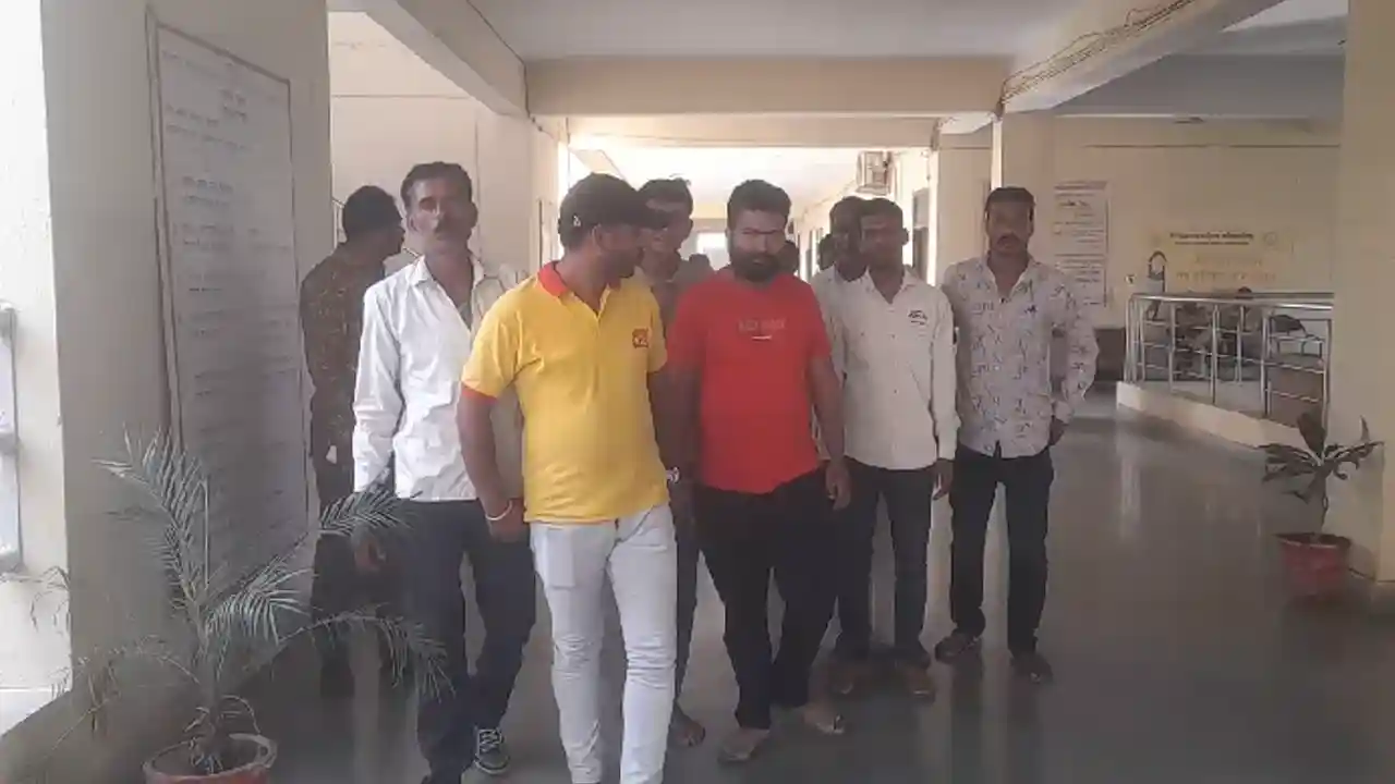 प्रतापगढ़ के अरनोद क्षेत्र का एक बड़ा मामला सामने आया है जिसमे परिजनों का आरोप है की आत्महत्या नही ये हत्या की गई है