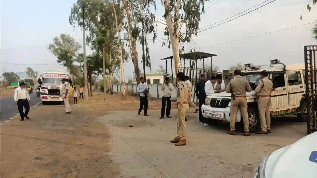 यातायात पुलिस नीमच एवं आऱटीओ की संयुक्त कार्य़वाही बसो के फिटनेस एवं अग्निशमन यंत्र किये चेक