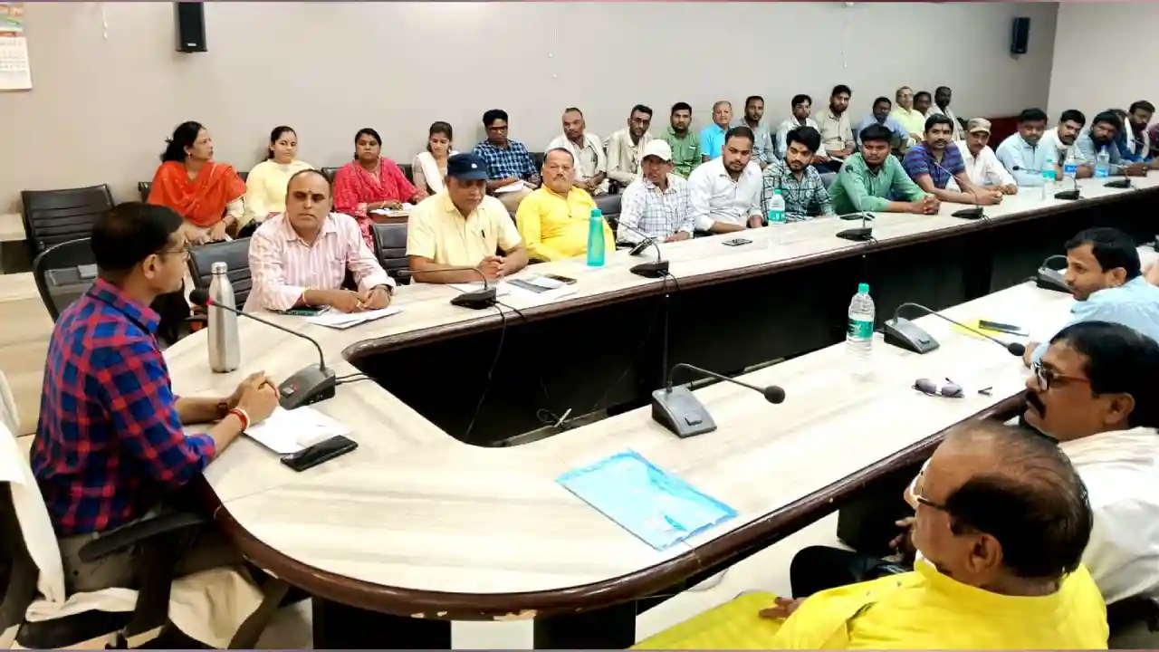जिला पंचायत सीईओ श्री सोलंकी ने शहर के प्रबुद्धजनों के साथ ली बैठक