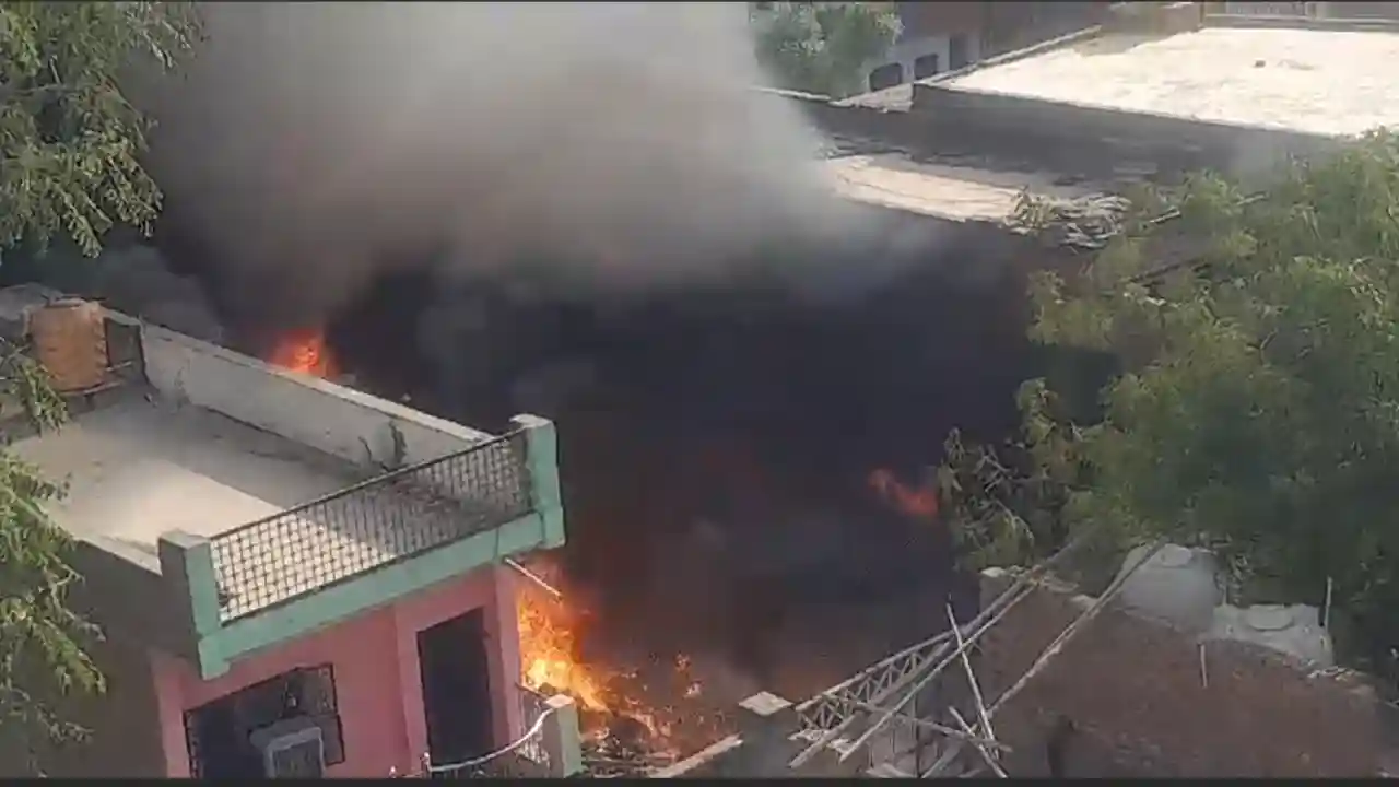 ग्वालियर रोड नागला पदमा PS गार्डन के सामने माता सावित्रीबाई फूलों देवी इंटर कॉलेज के पास के पास कबाड़ के गोदाम में लगी भीषण आग