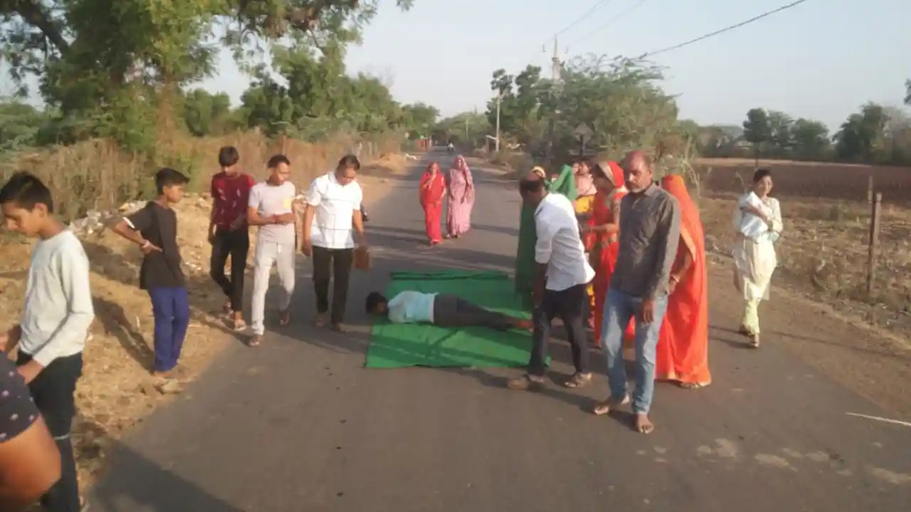 ग्राम मोड़ी का रास्ता बेहाल फिर भी भक्त ने नही छोड़ी आस करी मोड़ी माता मंदिर तक लोटन यात्रा पूरी