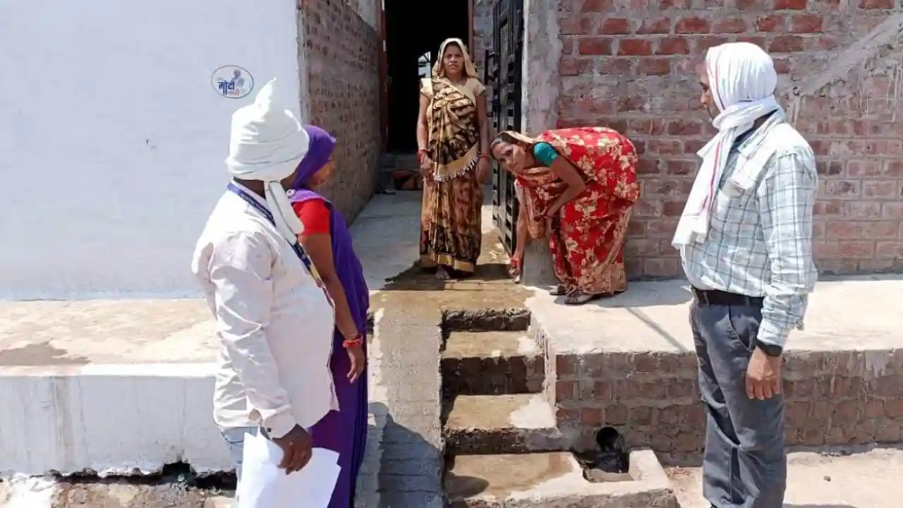 घर-घर जाकर पीले चावल देकर लोगों को मतदान करने हेतु किया जा रहा आमंत्रित