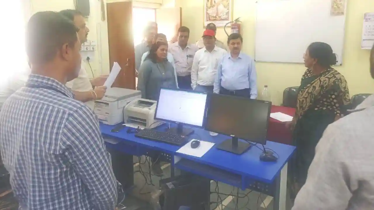 कलेक्‍टर श्री दिनेश जैन ने किया मतदान दलों को सामग्री वितरण व्‍यवस्‍थाओं का निरीक्षण