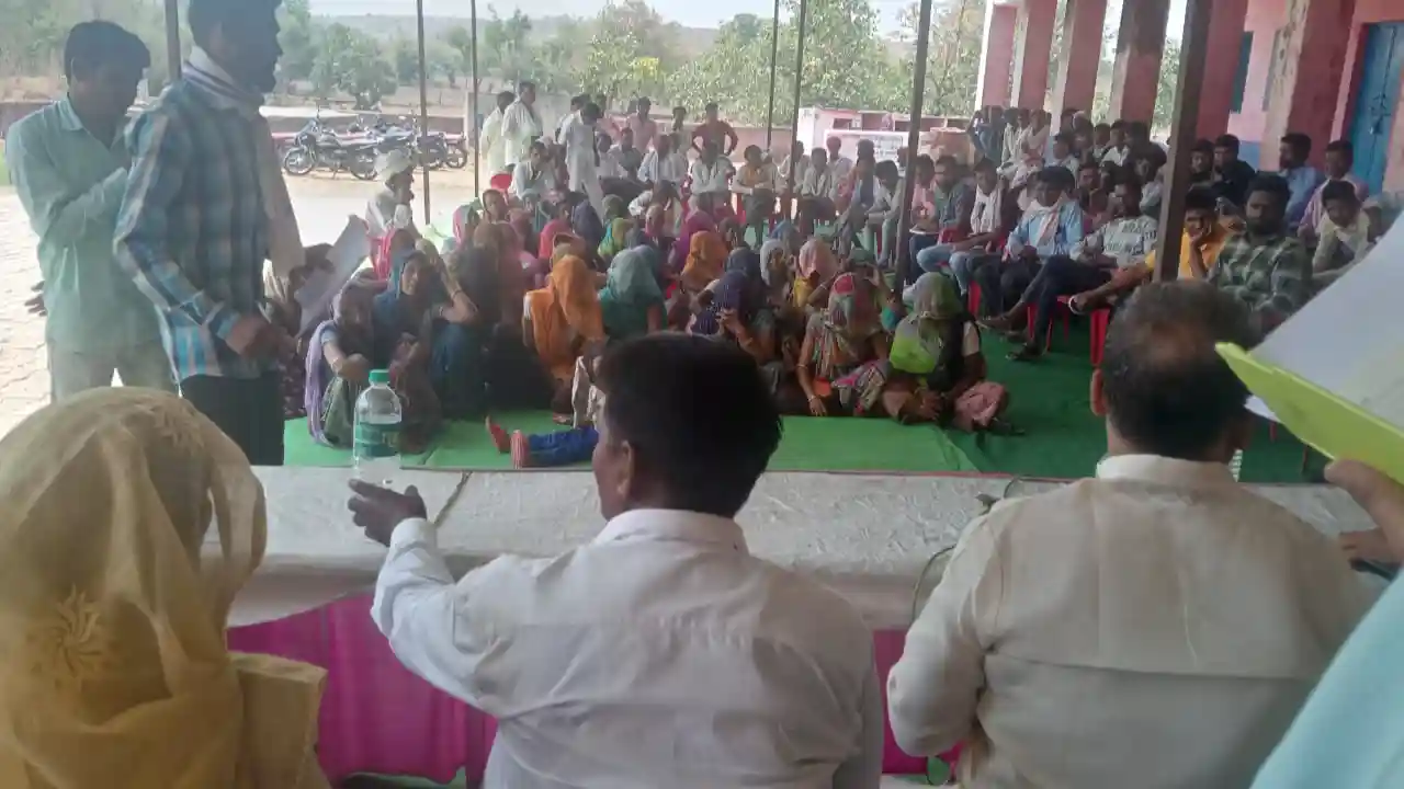 प्रतापगढ़ तलाया एवं मोटा धामनिया में आयोजित जनसुनवाई शिविर में राजस्व मंत्री हेमंत मीणा ने आमजन की समस्याओं को सुना एवं मौके पर ही उनका निस्तारण करवाया