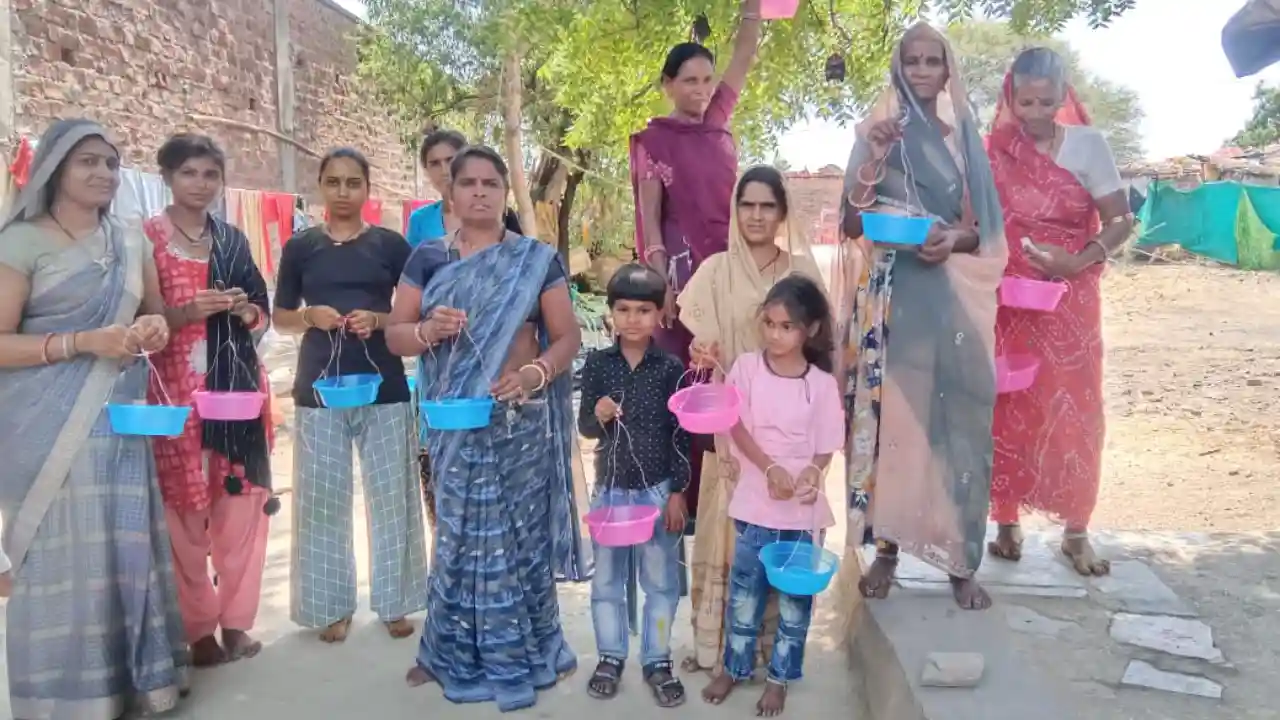 प्रतापगढ़ क्षेत्र के आस पास के गांवो मे 51 परिंडे लगाकर किया महिलाओं को किया जागरूक