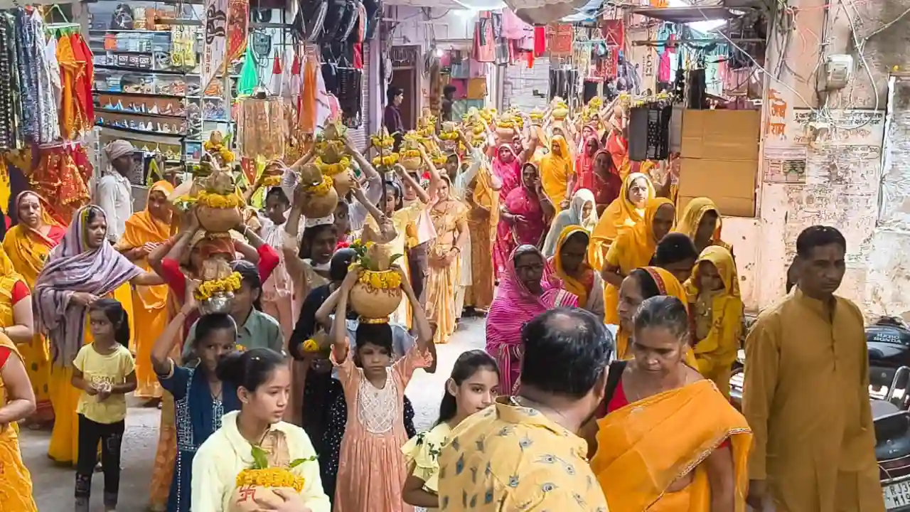 भव्य कलश यात्रा के साथ 24 कुण्डीय 4 दिवसीय गायत्री महायज्ञ का हुआ शुभारंभ, साहित्य यात्रा व झाकिया रही आकर्षण का केंद्र