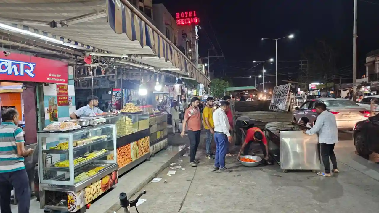 यातायात पुलिस नीमच द्वारा बार बार समझाईश के बाद भी नही हटाया दुकाना का सामन यातायात पुलिस एवं नगरपालिका टीम के साथ सामान को जप्त कर बनाया कोर्ट चालान