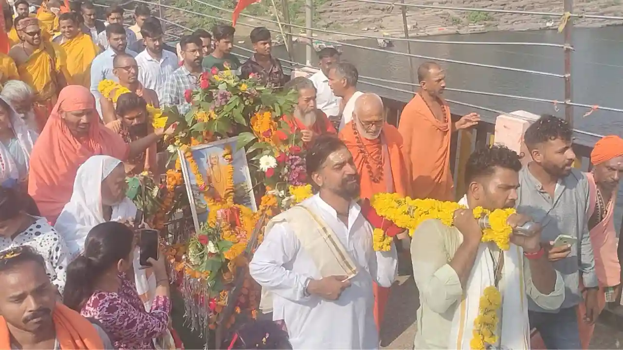 ओकारेश्वर में शंकराचार्य जी की भव्य शोभायात्रा प्रमुख मार्गो से होते हुए शंकराचार्य स्थल पहुंची जगह-जगह हुआ स्वागत।