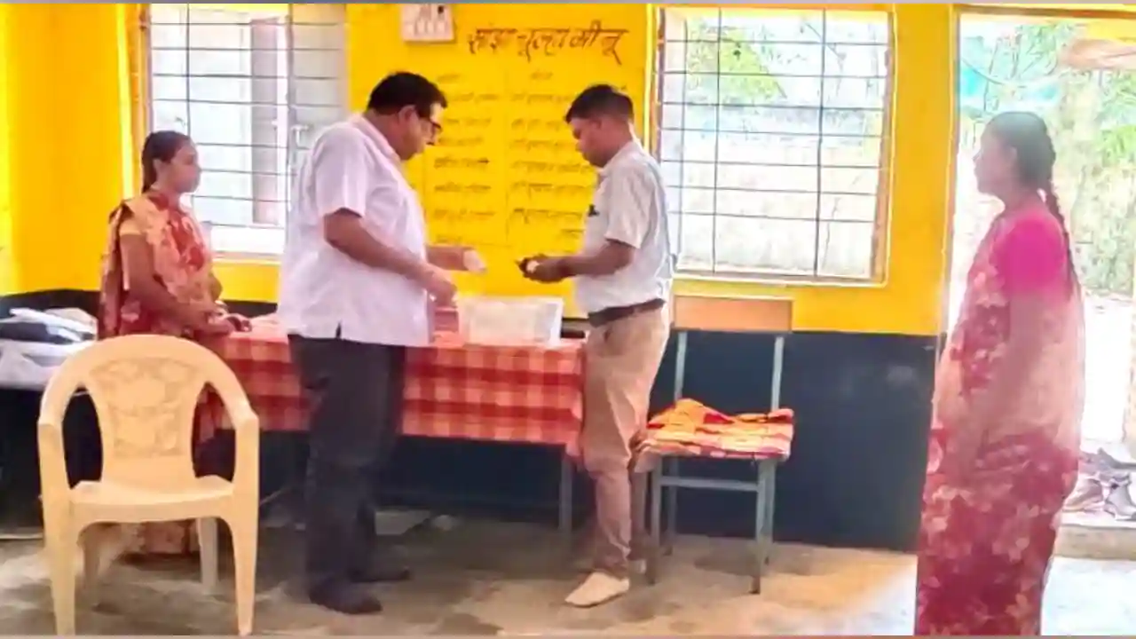 अधिकारियों ने किया आंगनवाड़ी केन्द्रों का निरीक्षण