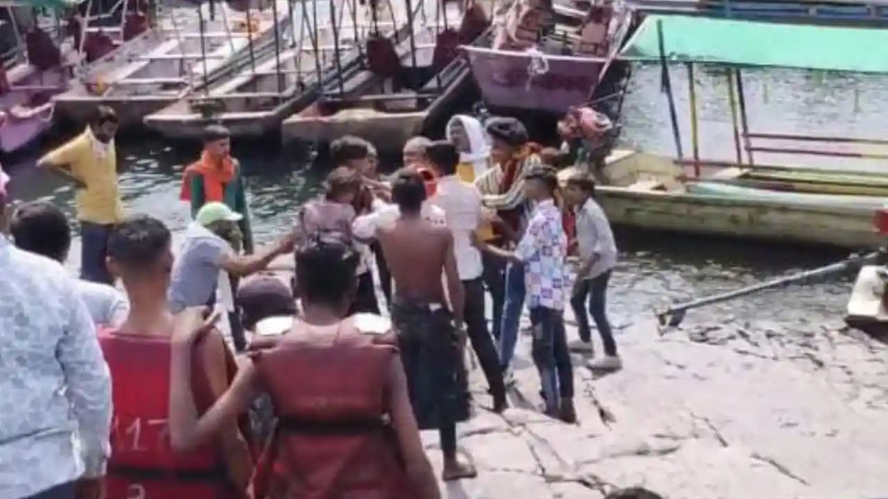 अवैध नौका रोकने गए नगर परिषद कर्मियों के साथ हाथापाई