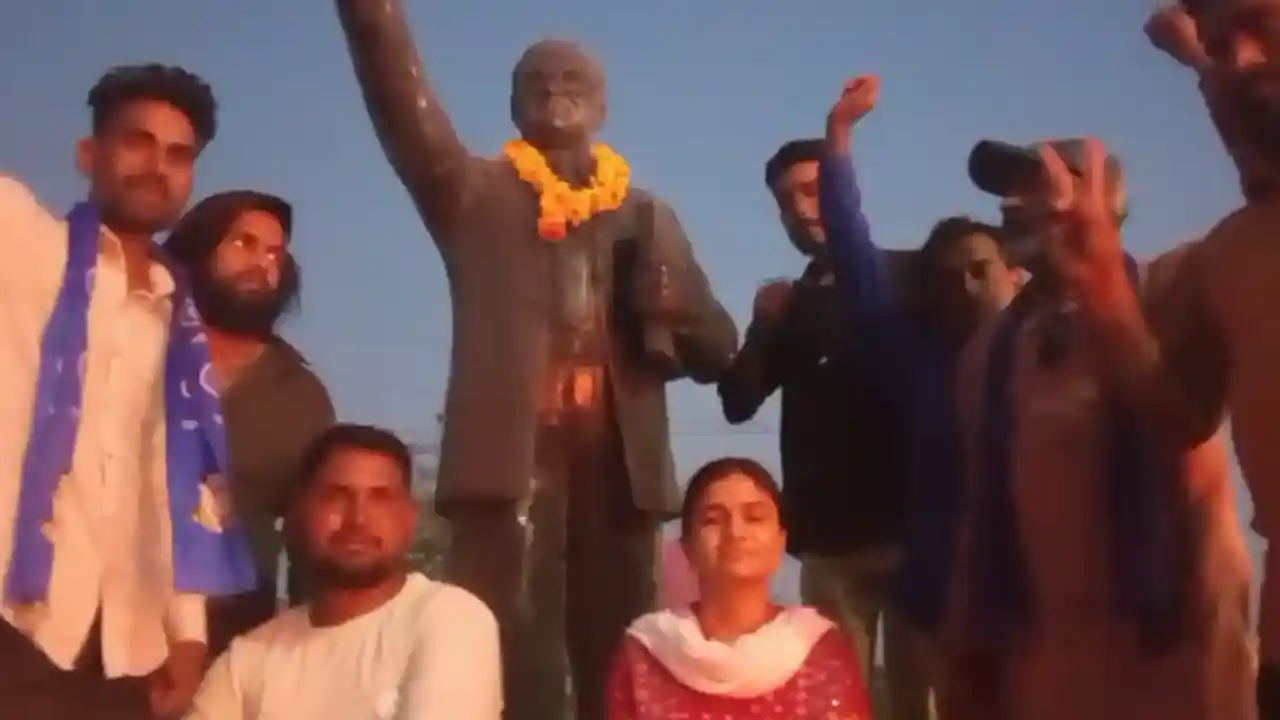 प्रतापगढ़ शहर के अम्बेडकर चौराया पर भीम आर्मी भारत एकता मिशन के सदस्यों द्वारा बाबा साहब अम्बेडकर जी को माल्यापन किया