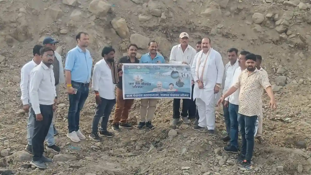 विधायक श्री परिहार ने भादवामाता में नाला गहरीकरण कार्य का जायजा लिया