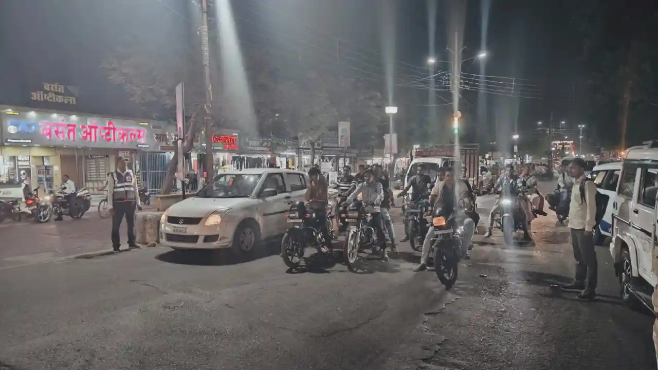 यातायात पुलिस द्वारा करवाया गया यातायात संकेतों का पालन