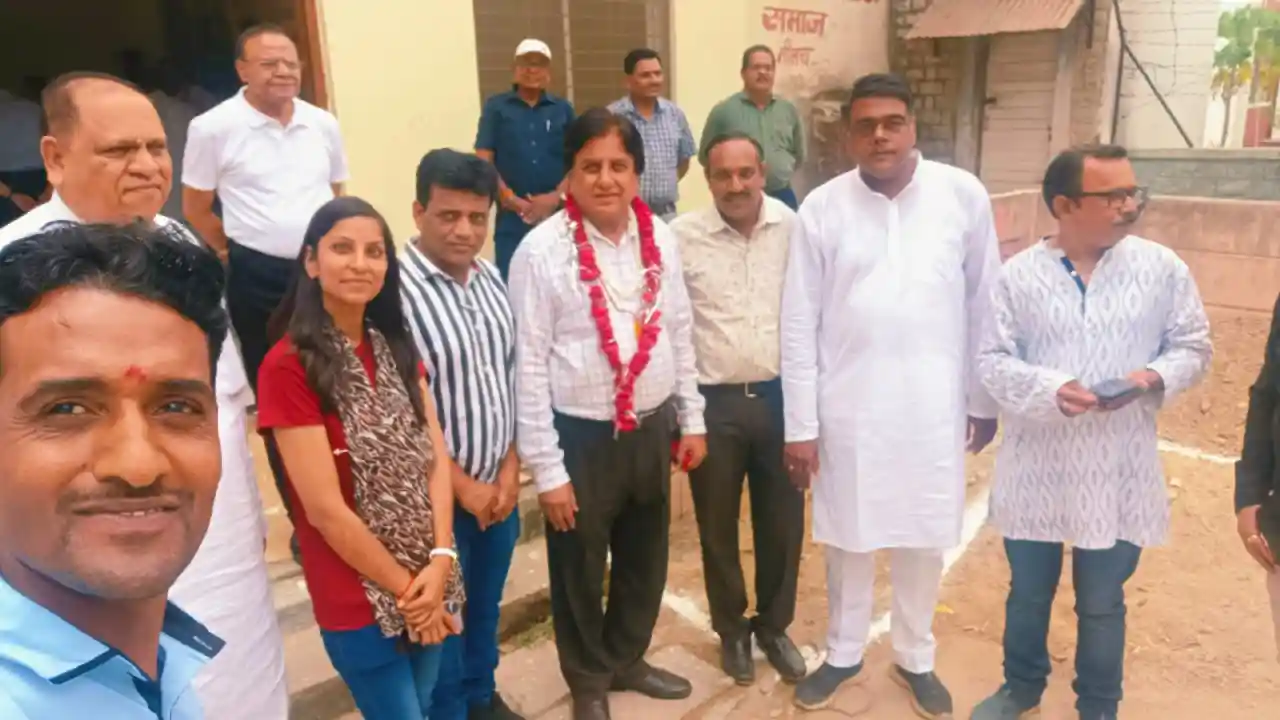 नीमच जिलेके प्रथम कलेक्टर प्रभात पाराशर के आगमन पर मालव दर्शन परिवार व जिला प्रेस क्लब में किया सम्मान