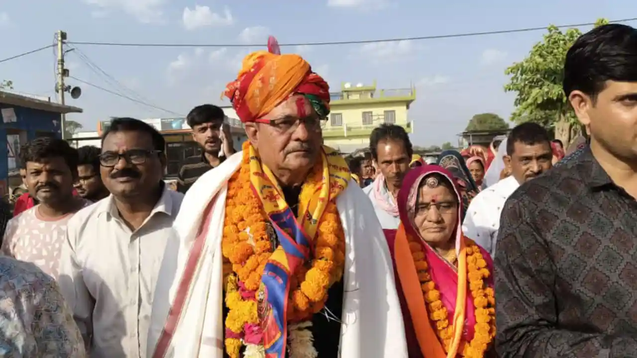 झांतला में रिटायरमेंट पर दूल्हा बनाया गया बिजली विभाग का वरिष्ट लाइनमैन, देखें अनोखी विदाई