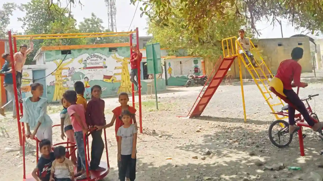 शासकीय प्राथमिक विद्यालय डिगांवमाली में झुले चकरी और खेल उपकरण लगने से छात्र-छात्राओं मे हर्ष की लहर