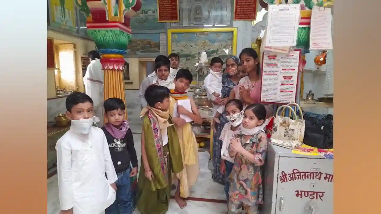 अजीतनाथ जैन मंदिर में प्रत्येक रविवार को नन्हें मुन्ने बच्चें कर रहे स्नात्र पूजा, जुड रही अपनी संस्कृति से