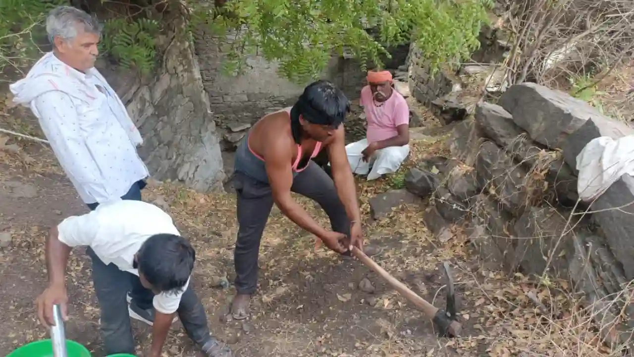 जल गंगा संवर्धन अभियान अंतर्गत कालाखेत स्थित बावड़ी में लगातार जारी है सफाई अभियान