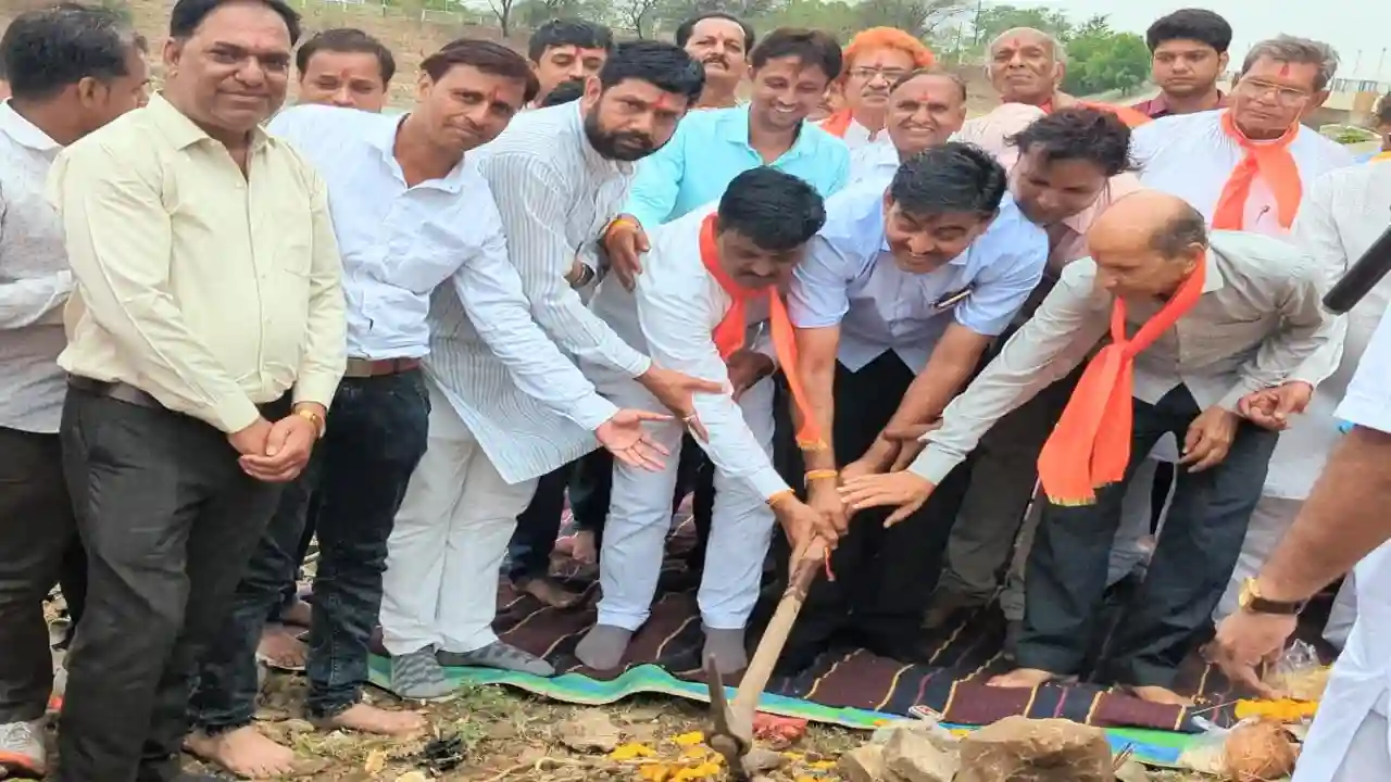 60 फीट ऊंचे 7 मंजिला पक्षी घर का भूमि पूजन तेलिया तालाब पर हुआ।