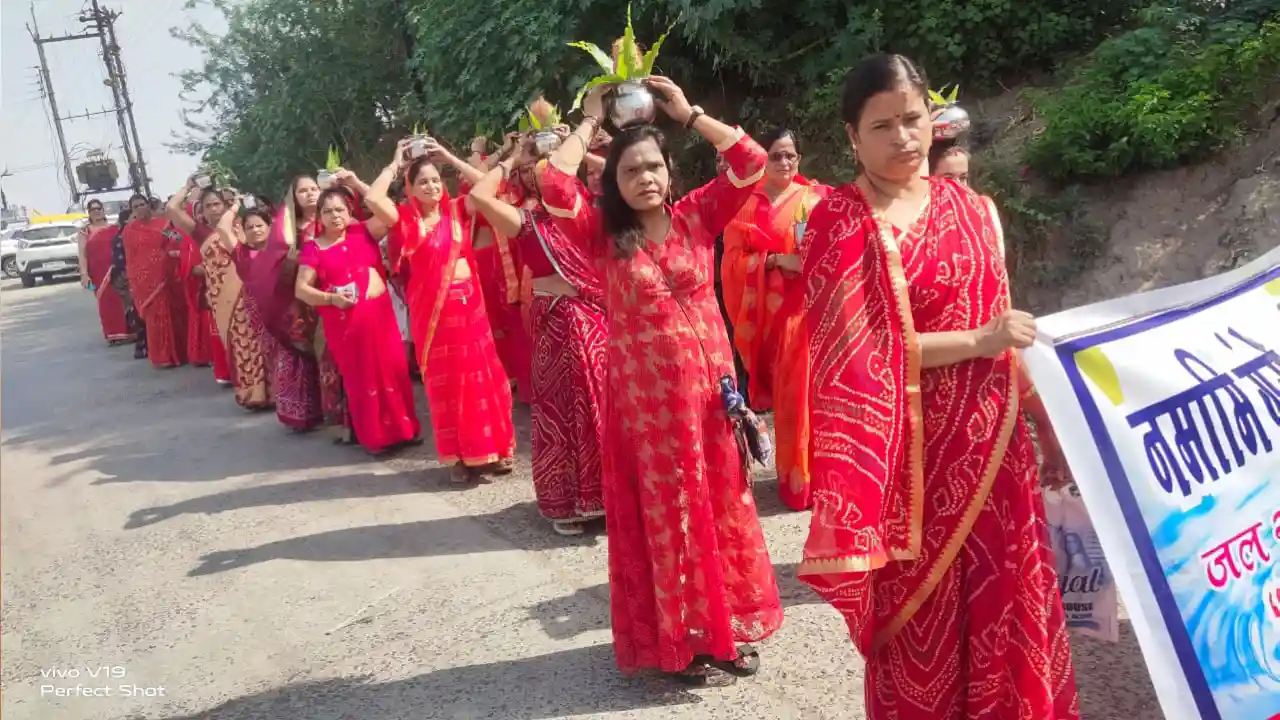 जल गंगा संवर्धन अभियान के तहत बालाजी मंदिर से एक विशाल कलश यात्रा निकाली गई