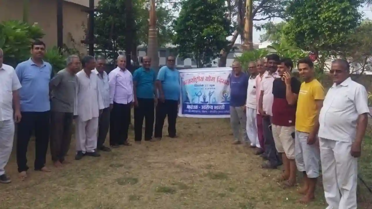 मल्हारगढ़ में विश्व योग दिवस पर डॉक्टर कछावा एवं श्री बटवाल के मुख्य अतिथि में दो स्थानों पर योग शिविर संपन्न