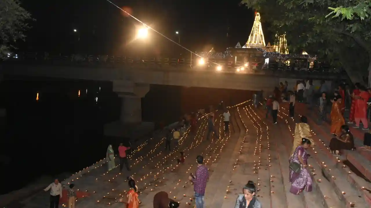 पशुपतिनाथ घाट पर किए गए दीप प्रज्वलित