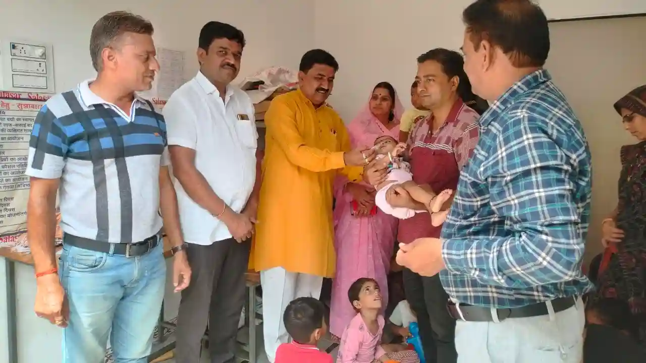 श्री दीक्षित श्री जाट श्रीमती कच्छावा ने पल्स पोलियो की दवाई बच्चों को पिलाई