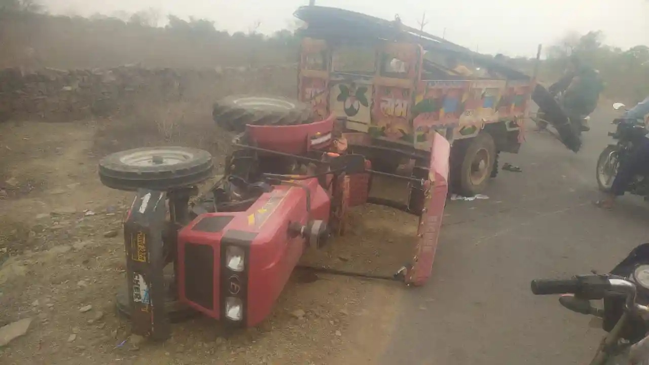 सरिया से भरा ट्रैक्टर अनियंत्रित होकर पलटा