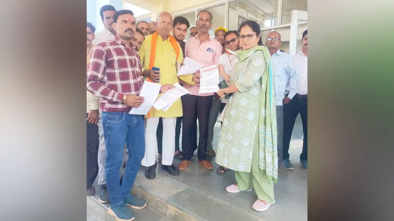 ग्रामीण बिजली कटौती से परेशान
