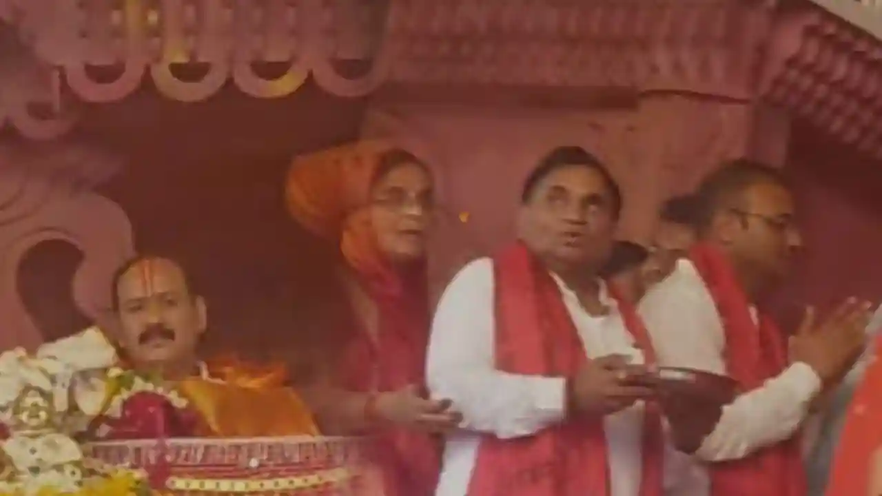 ज्योतिर्लिंग ओंकारेश्वर के ग्राम थापना में शिव महापुराण कथा मे पहले दिन लगभग 70 से 80हजार से अधिक श्रद्धालु पहुंचे।