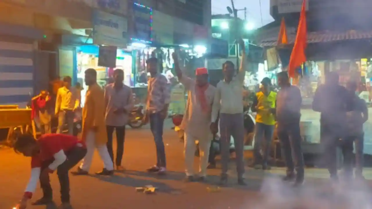 कल्याण कमलमय समर्थक समिति ने भोजू चोराहे पर आतिशबाजी कर किया भाजपा सरकार का स्वागत।
