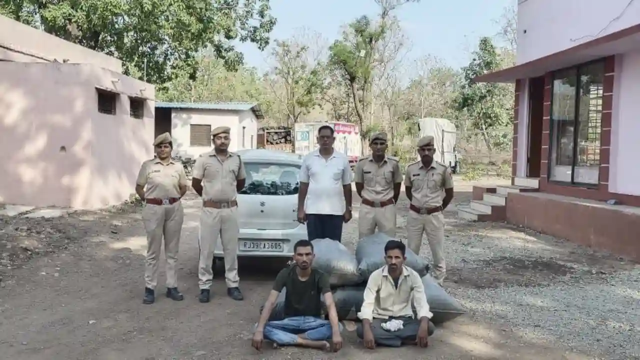 102 किलोग्राम अवैध डोडाचुरा का परिवहन करते दो अभियुक्तों को किया गिरफ्तार परिवहन में प्रयुक्त कार को किया जब्त