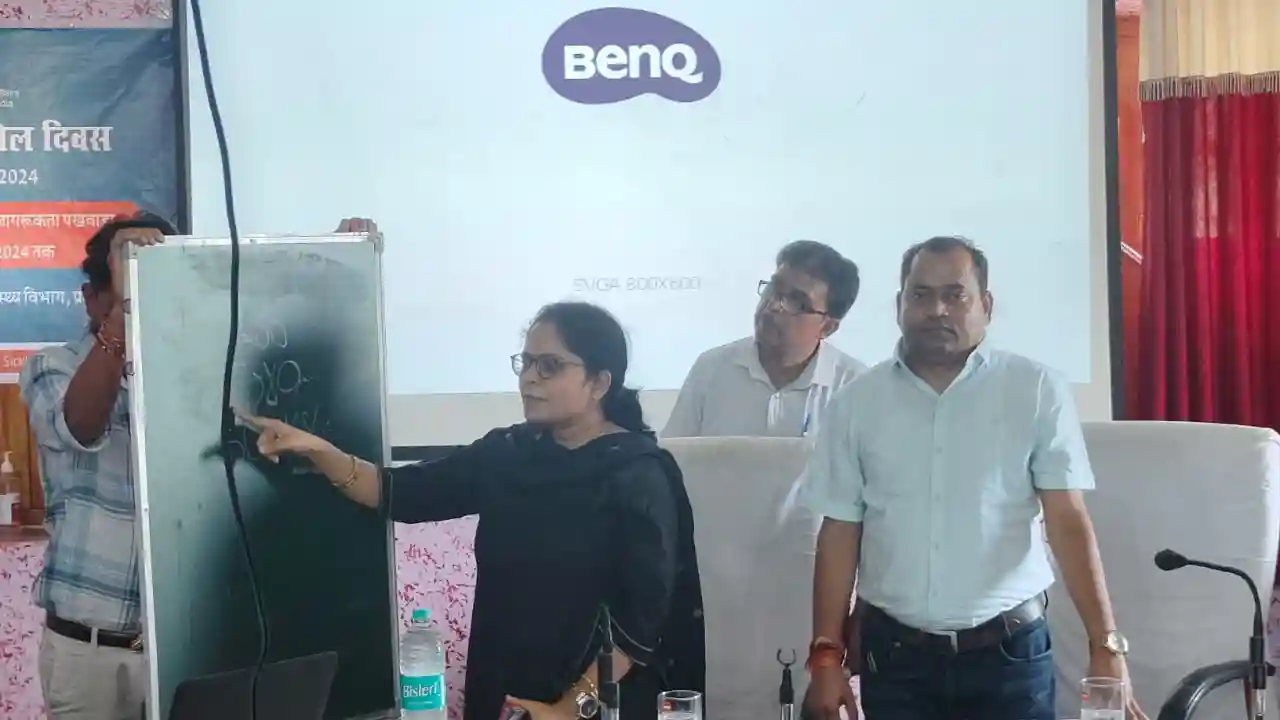 प्रतापगढ़ कलेक्टर मैडम की क्लास बोर्ड पर समझाया, कैसे सिकल सेल एनिमिया के वाहक और पॉजिटीव रोगी की पहचान होगी
