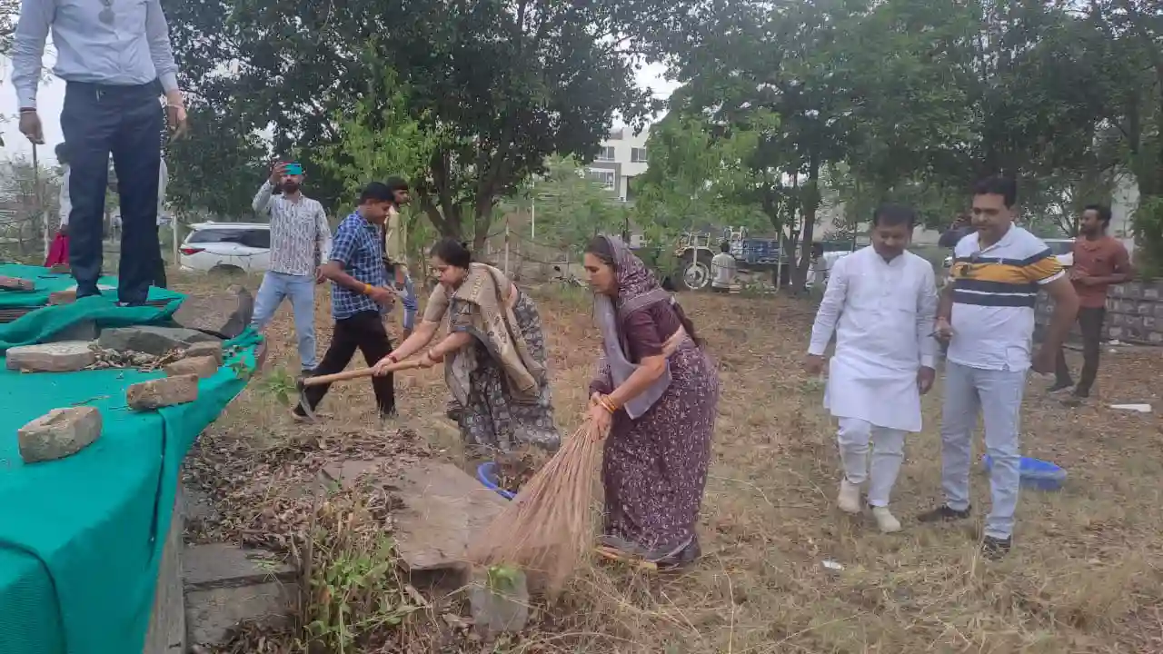 नगर पालिका परिषद के अभियान में जल स्रोतों की हो रही सफाई