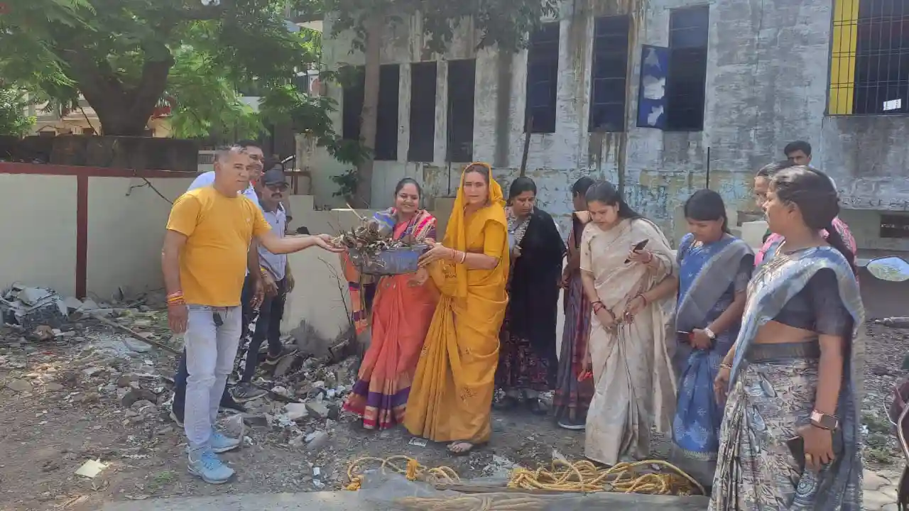नपाध्यक्ष श्रीमती गुर्जर ने कुओं की सफाई कार्य का निरीक्षण किया