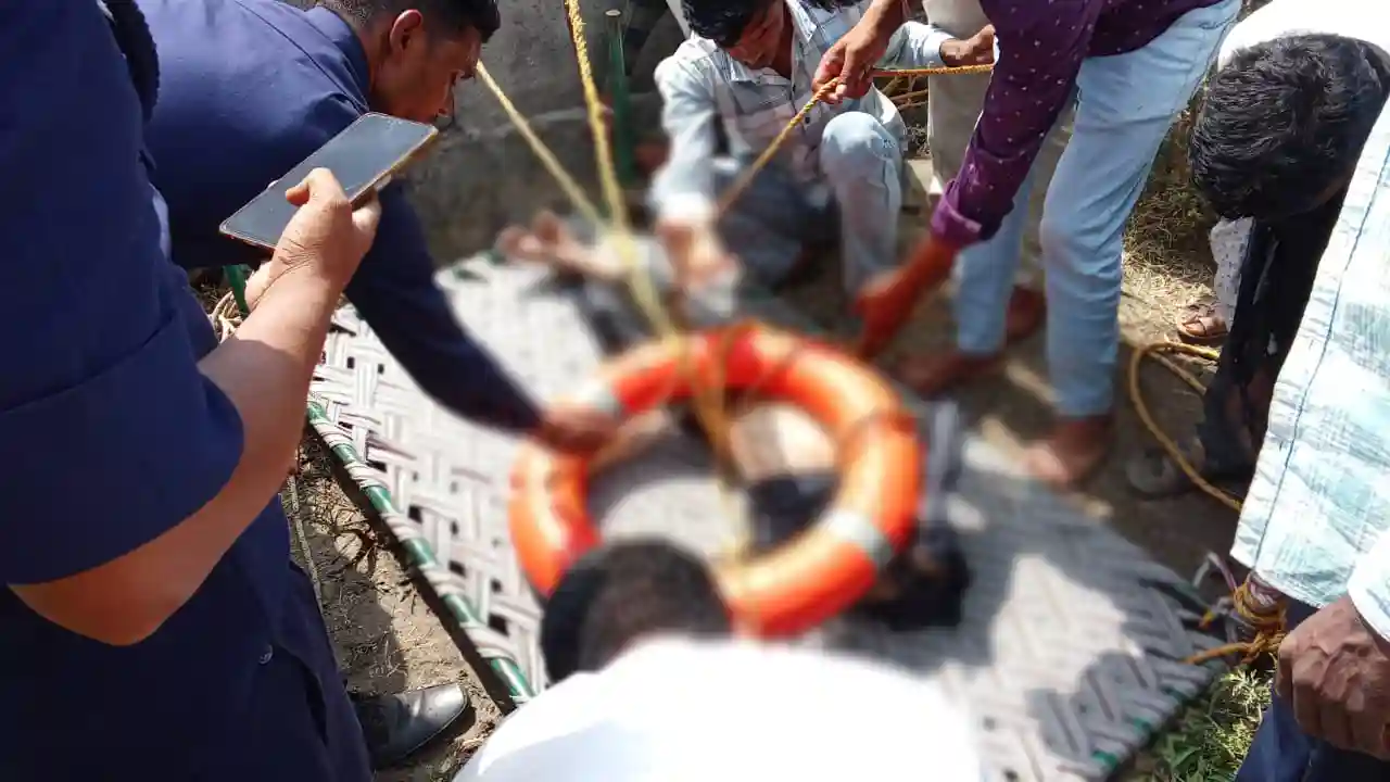 नागरिक सुरक्षा रेस्क्यू ऑपरेशन टीम द्वारा कुवें में शुभम मीणा की लाश पड़ी होने की सूचना पर मौके पर पहुँच कर रेस्क्यू कार्य किया गया।