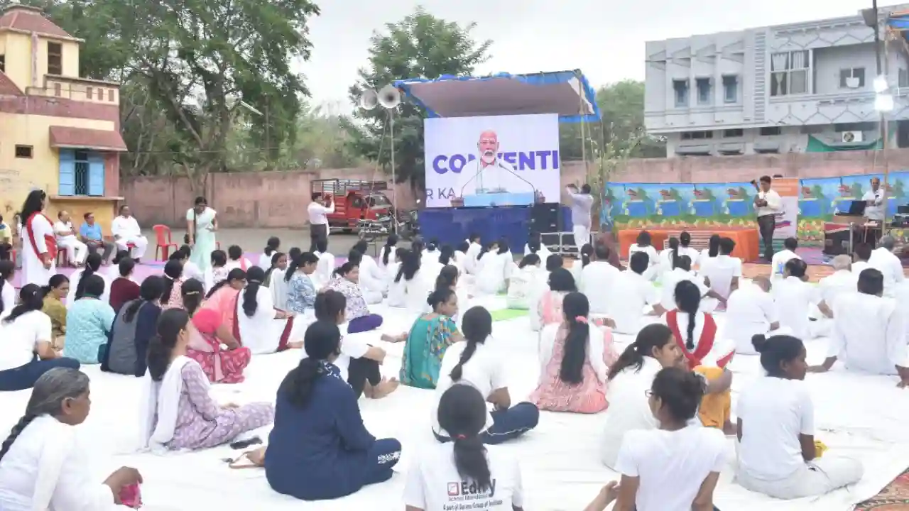 योग दिवस पर जनप्रतिनिधियों एवं अधिकारियों ने सामुहिक योग किया