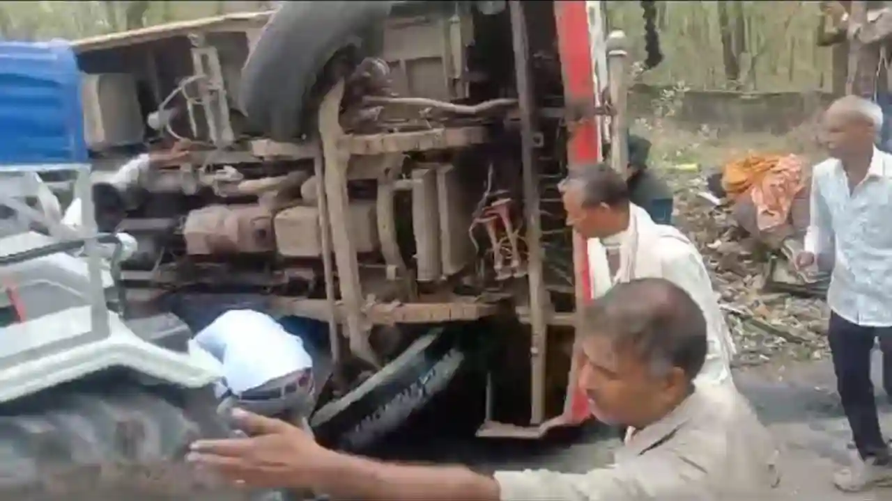उदयपुर से प्रतापगढ़ आ रही लोक परिवहन की बस बांसी घाटे पर पलटी, 2 की मौके पर मौत, 23 घायल
