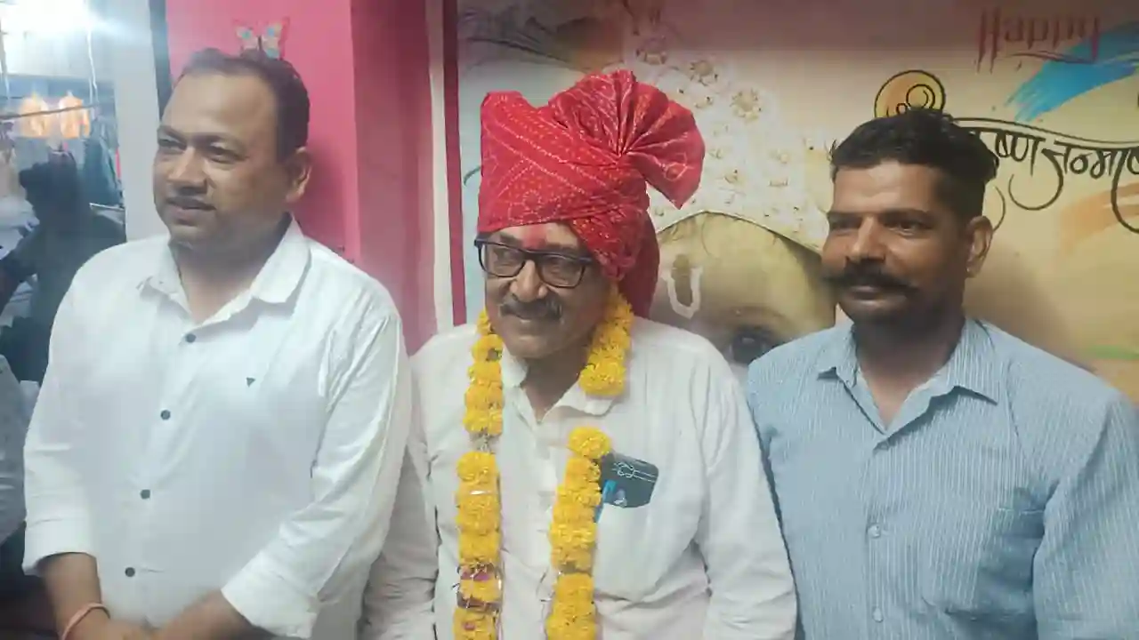 सेवानिवृत्ति पर हर्ष उल्लास से ढोल ढमाको के साथ समारोहपूर्वक दी विदाई