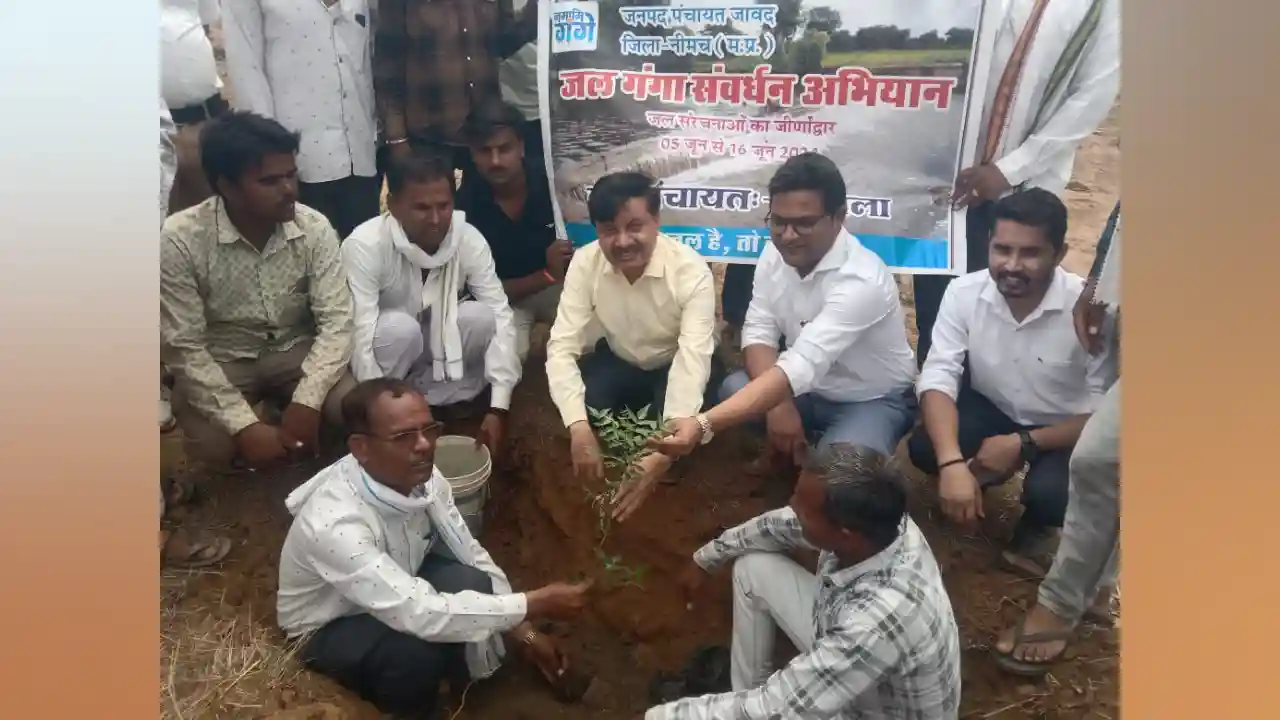 कलेक्टर श्री दिनेश जैन ने सिंगोली क्षेत्र में जल गंगा संवर्धन अभियान के तहत कार्यों का किया निरीक्षण