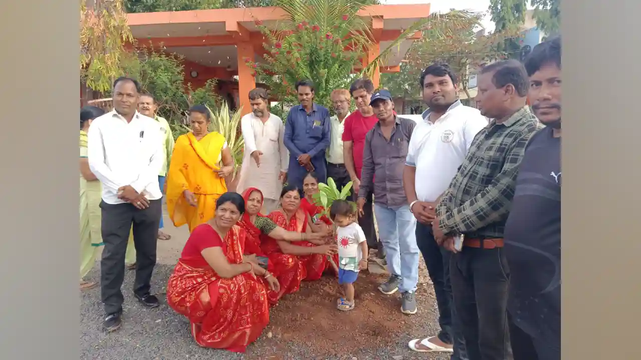 नगरीय प्रशासन मंत्री के मार्गदर्शन मे कल्याण कमलमय समर्थक समिति ने किया वृक्षारोपण।