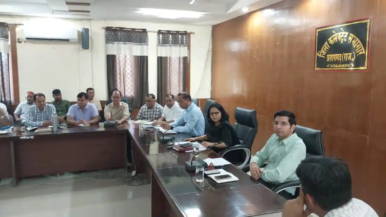 जिला कलक्टर डॉ. राजोरिया ने ली साप्ताहिक समीक्षा बैठक