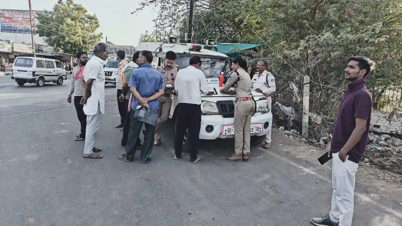 यातायात पुलिस द्वारा विशेष अभियान के तहत बसों पर की कार्यवाही