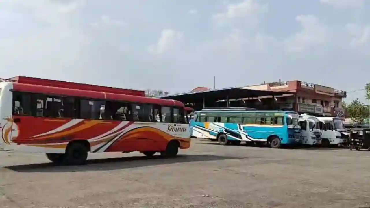 ओंकारेश्वर में बिना परमिट की बिना रोक-टोक के चल रही है बसे।