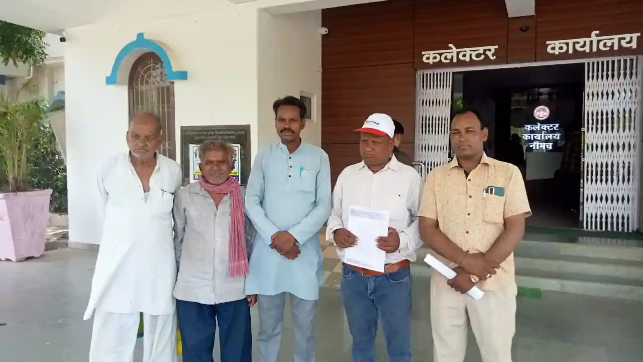 घटिया सड़क निर्माण की जांच को लेकर कल्याण कमलमय समर्थक समिति ने सोंपा जिला कलेक्टर को ज्ञापन।