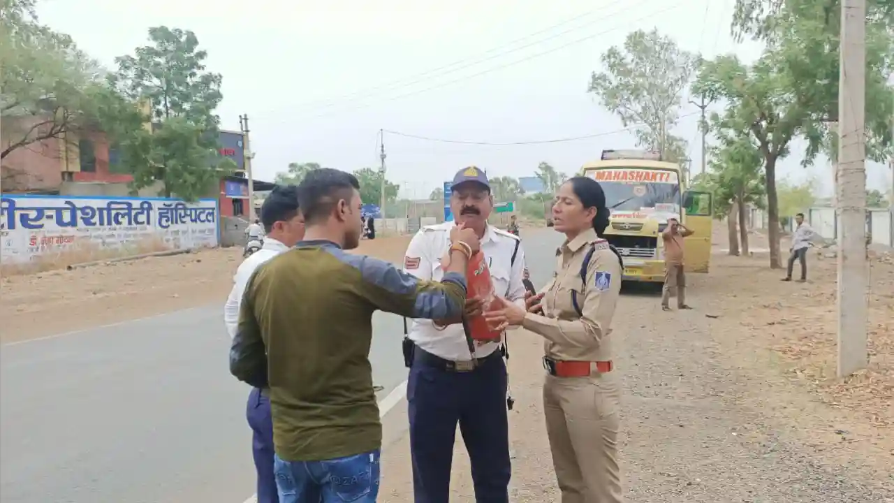 यातायात पुलिस एवं आरटीओ की बसों पर ताबड़तोड़ कार्यवाही
