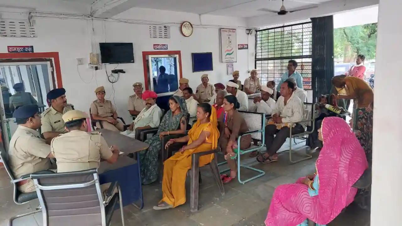 प्रतापगढ़ जिले में ली गयी सुरक्षा सखियों और ग्राम रक्षकों की मीटिंग
