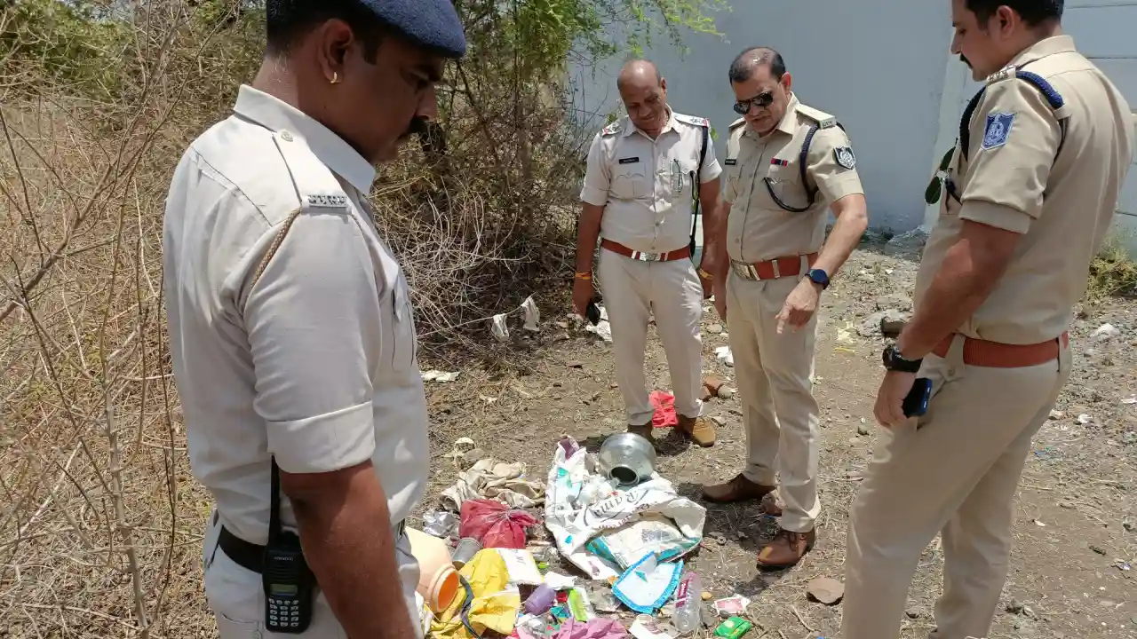 नीमच भरभड़िया के हाईवे के समीप मिली एक लावारिश लाश।